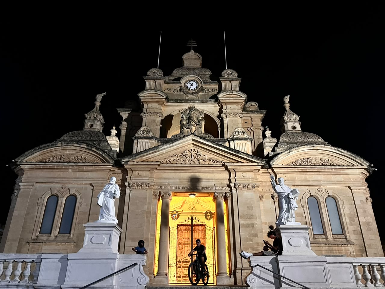 Église maltaise illuminée de nuit